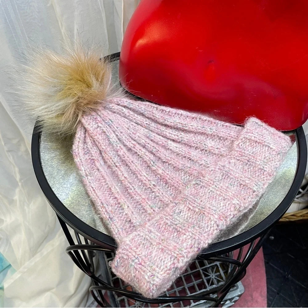 B beanie knitted with fur pompom pink